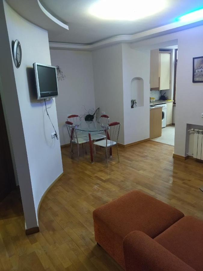 Abovyan 36 Apt & Tour Yerevan Exterior photo